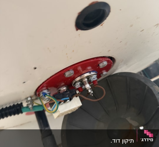 חלק תחתון של דוד שמש עם חיבורים חשמליים